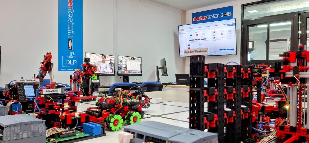 Inauguración del Centro de Innovación en Producción Ágil con tecnología fischertechnik en Colombia